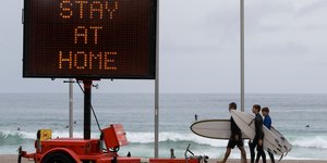 Παραλία στο Σίδνεϊ με πινακίδα «μείνετε σπίτι» λόγω του Covid-19