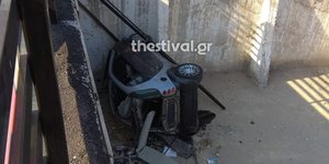 Αυτοκίνητο «προσγειώθηκε» σε πάρκινγκ μετά από καταδίωξη