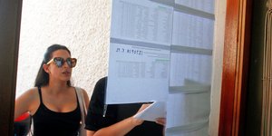 Μαθήτρια κοιτάζει τα αποτελέσματα των Πανελληνίων