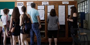 Πανελλήνιες υποψήφιοι κοιτάζουν πίνακες με τις Βάσεις