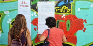 Βάσεις 2021 / μια κοπέλα κοιτάζει πίνακες αποτελεσμάτων