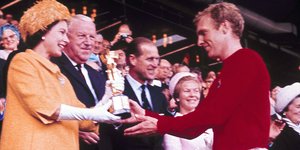 H Βασίλισσα Ελισάβετ παρέδωσε το Παγκόσμιο Κύπελλο του 1966