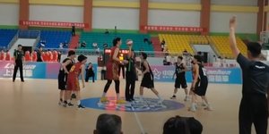 Μία Κινέζα έγινε παγκόσμιο viral: 14 ετών με ύψος 2.27μ. κάνει... πλάκα στο μπάσκετ [βίντεο]