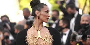 Η Μπέλα Χαντίντ με εντυπωσιακό κολιέ που κάλυπτε το στήθος της