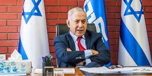 ο Μπενιαμίν Νετανιάχου καθισμένος σε ένα γραφείο