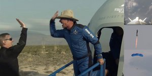 Ο Τζεφ Μπέζος επιστρέφει πασιχαρής από το σύντομο ταξίδι του στο διάστημα 