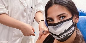 Χριστίνα Μπόμπα: Έκανε το εμβόλιο κατά του κορονοϊού μετά τη γέννηση των διδύμων – Η απάντησή της στα υβριστικά σχόλια