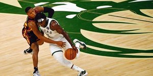 Φάση από το Game 5 ανάμεσα σε Μπακς και Χοκς