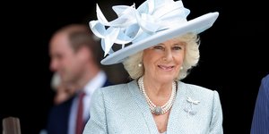 Η Καμίλα Πάρκερ Μπόουλς με σιέλ ταγέρ και καπέλο