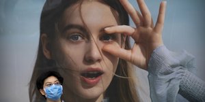 Γυναίκα με μάσκα και φόντο αφίσα με κοπέλα