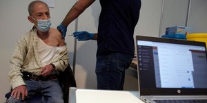 Πολίτης στην Κύπρο εμβολιάζεται