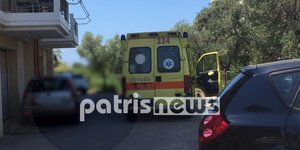 Ασθενοφόρο και αυτοκίνητα έξω από πολυκατοικία στον Πύργο