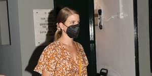 Η Δανάη Μιχαλάκη με φλοράλ πουκάμισο