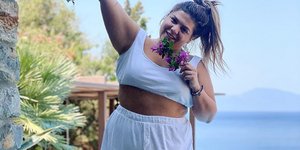 Αποκάλεσαν τη Δανάη Μπάρκα “χοντρή”: Η ρετουσαρισμένη φωτογραφία και η απάντησή της