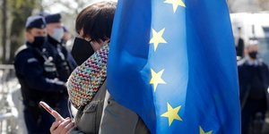 Διαδηλώτρια με σημαία της ΕΕ