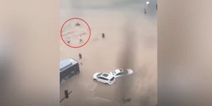 Διάσωση γυναίκας από τα ορμητικά νερά στην Κίνα