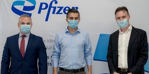 Χρίστος Δήμας: Ξεναγήθηκε στις εγκαταστάσεις της Pfizer στη Θεσσαλονίκη