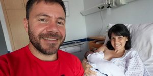 Η τρυφερή φωτογραφία του Ευτύχη Μπλέτσα με τη νεογέννητη κόρη του