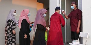 έλεγχος COVID σε γυναίκες με μπούργκα που πάνε για προσευχή