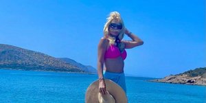 Η Ελένη Μενεγάκη φωτογραφίζεται με την ίδια πόζα 21 χρόνια μετά το πρώτο της εξώφυλλο