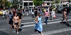 Πολίτες περπατούν στο Σύνταγμα