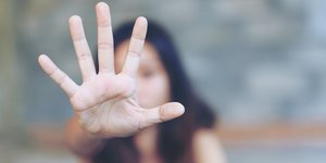 γυναίκα έμφυλη βία προεκτείνει το χέρι της
