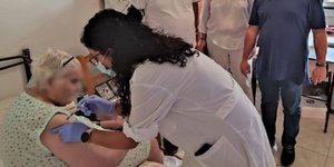 Εμβολιασμός 100χρονης γυναίκας στην Τύλισο Κρήτης