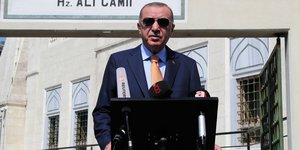 Ερντογάν με γυαλιά δίνει ομιλία