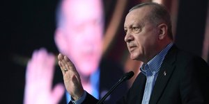 Ερντογάν με σηκωμένο χέρι σε ομιλία