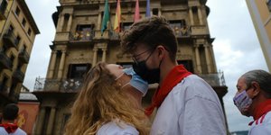 Ζευγάρι φιλιέται στο στόμα πάνω από τη μάσκα σε πλατεία της Ισπανίας