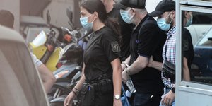 Ο Πέτρος Φιλιππίδης με χειροπέδες 