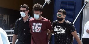 Ο 30χρονος καθ' ομολογίαν δολοφόνος οδηγείται στις φυλακές Κορυδαλλού