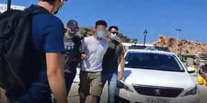 Ο 30χρονος καθ' ομολογία δολοφόνος οδηγείται από τη Φολέγανδρο στη Νάξο
