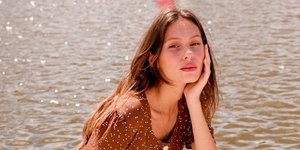 Γυναίκα με φόρεμα