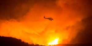 Ελικόπτερο σε επιχείρηση κατάσβεσης στην Καλιφόρνια