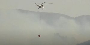 Ελικόπτερο επιχειρεί σε φωτιά στη Βόνιτσα