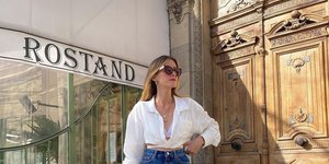 γυναίκα με τζιν σορτς