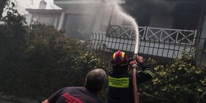 Πυροσβέστες στην κατάσβεση της φωτιά στη Σταμάτα