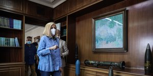 Φώφη Γεννηματα γαλαζιο πουκάμισο 