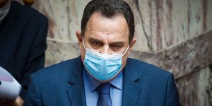 Γιώργος Γεωργαντάς με μάσκα στη Βουλή