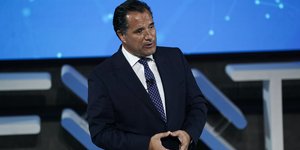 γεωργιαδης δεμενα χερια