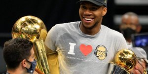 Ο Γιάννης Αντετοκούνμπο τραγουδάει Χαρά Βέρρα