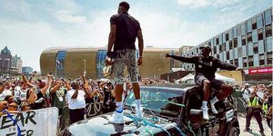 Ο Γιάννης Αντετοκούνμπο με τον αδερφό του Θανάση