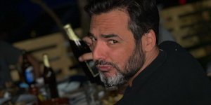 Γιώργος Καρτελιάς με μπύρα σε τραπέζι