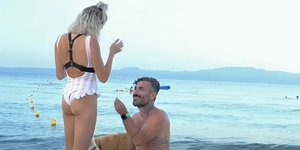 Ο Γιώργος Μαυρίδης την ώρα που κάνει πρόταση γάμου στην παραλία στην Κρίστι