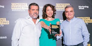 Από δεξιά: Γιώργος Πρωτόπαπας, Γενικός Διευθυντής Παιδικών Χωριών SOS, Έλσα Σταθοπούλου, Διευθύντρια Επικοινωνίας & Εύρεσης Πόρων Παιδικών Χωριών SOS, Κώστας Τσολάκης, Founder & CEO της εταιρείας The Kompany