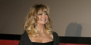 Η Γκόλντι Χον στα μαύρα ρούχα