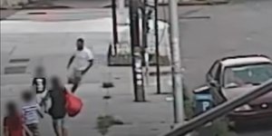 Η στιγμή που άνδρας επιχειρεί να απαγάγει πεντάχρονο