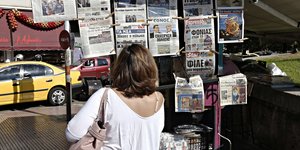 γυναικα διαβαζει εφημεριδες