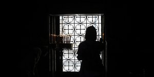 Γυναίκα μέσα σε εκκλησία